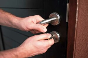 Comment réparer une gâche de porte ?